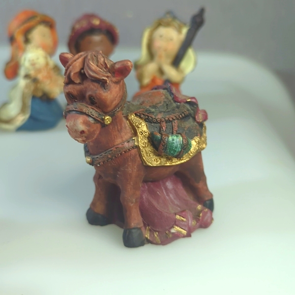 Children's 7 Piece Nativity, Sweet Smiling Resin Figures - Picture 4 of 4